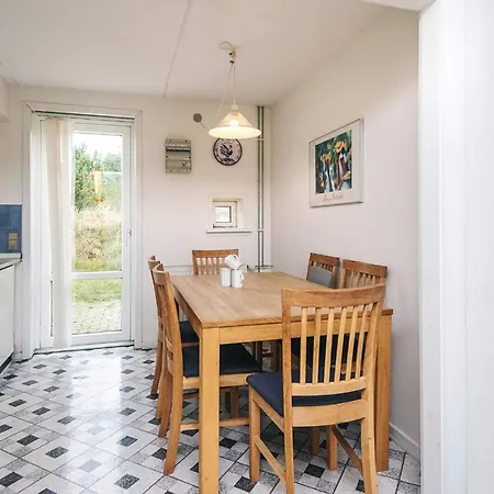 6 Person In Romo-by Traum