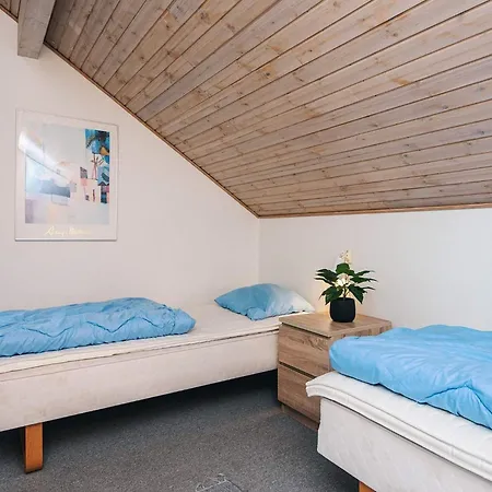 6 Person In Romo-by Traum Nyaraló