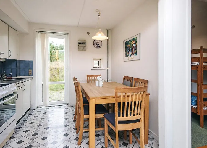 6 Person In Romo-by Traum